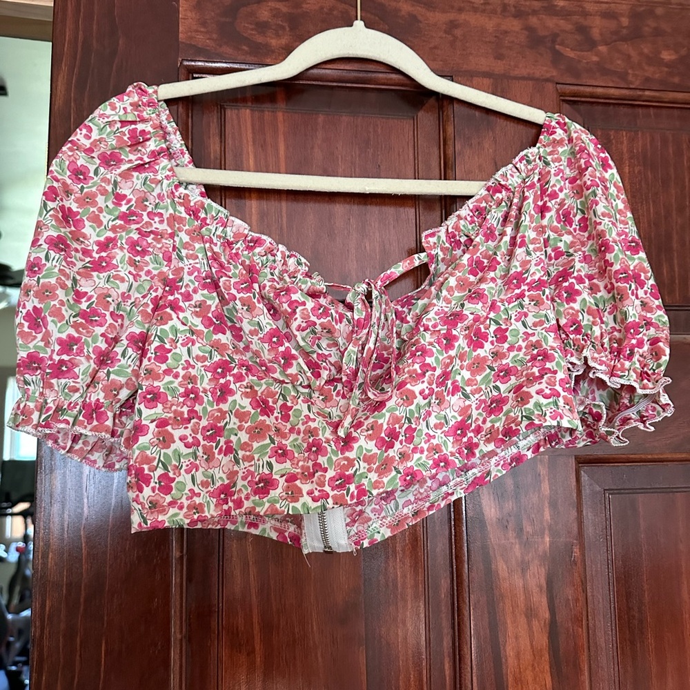 Pink floral top Size Medium, zipper back - Picture 3 of 5